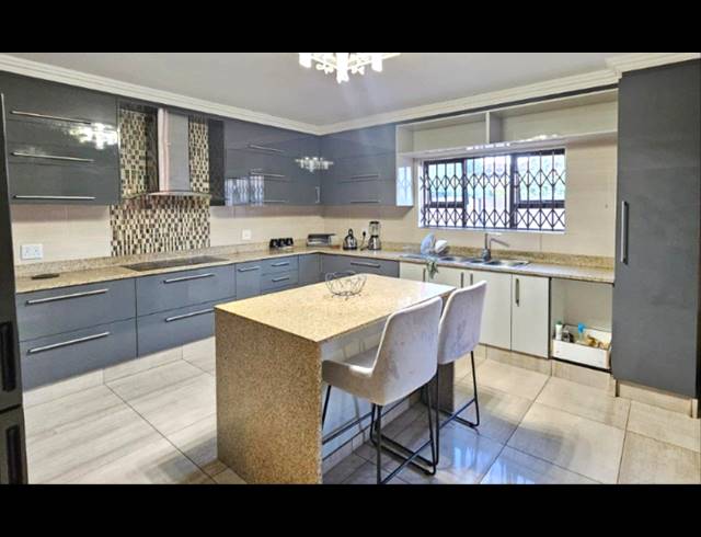5 BEDROOM HOUSE FOR SALE IN SERALA VIEW